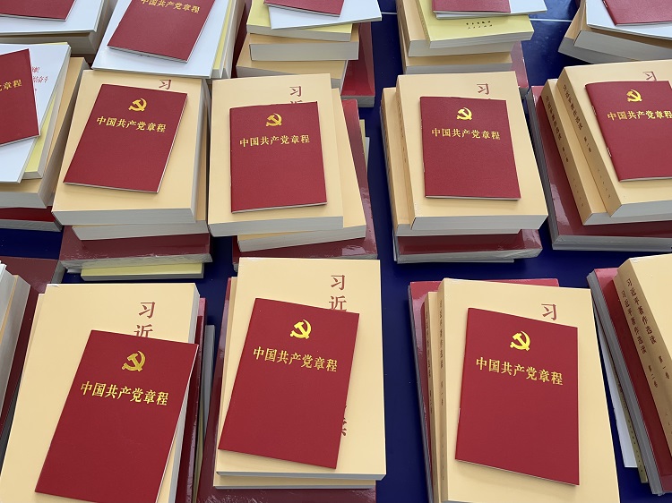 川高文旅公司党支部发放主题教育书籍，掀起学习宣贯高潮22.jpg
